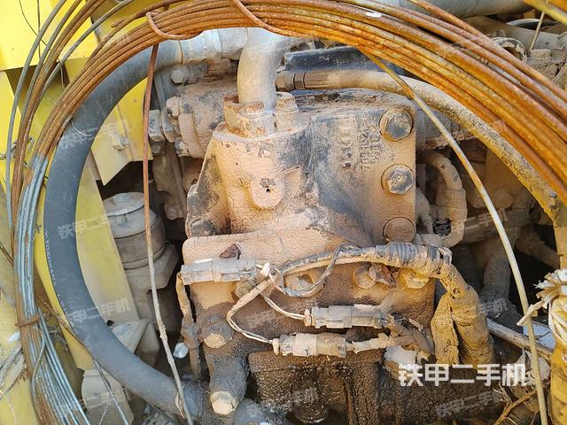 液压泵舱室正面整体（整机外观）