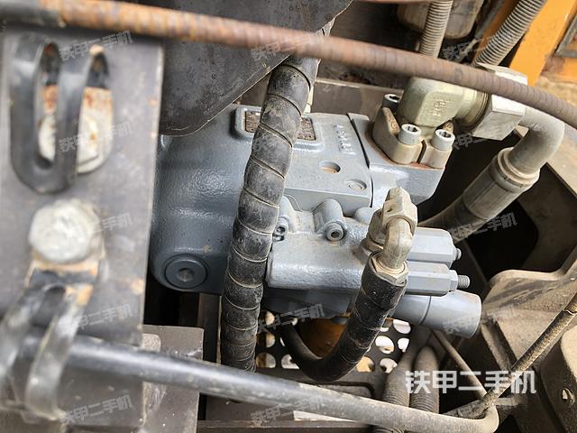 液压泵舱室正面整体（整机外观）