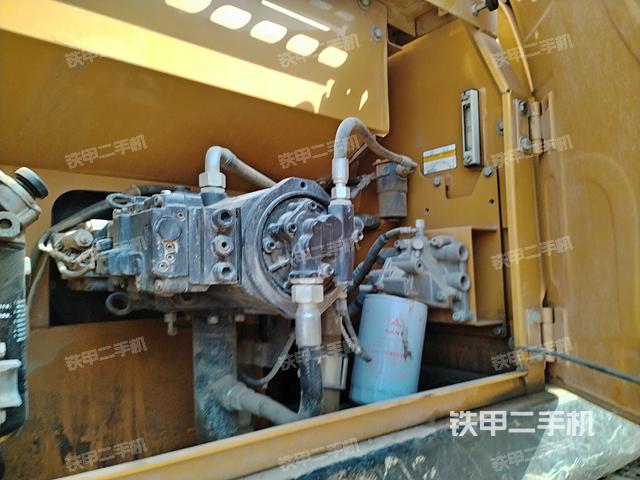 液压泵舱室正面整体（整机外观）