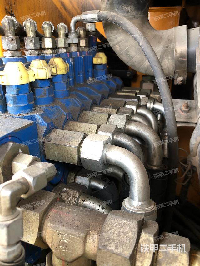 回转马达和主控阀（整机外观）