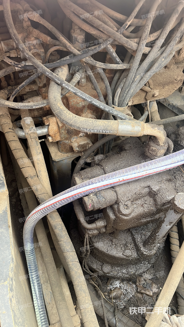 回转马达和主控阀（整机外观）