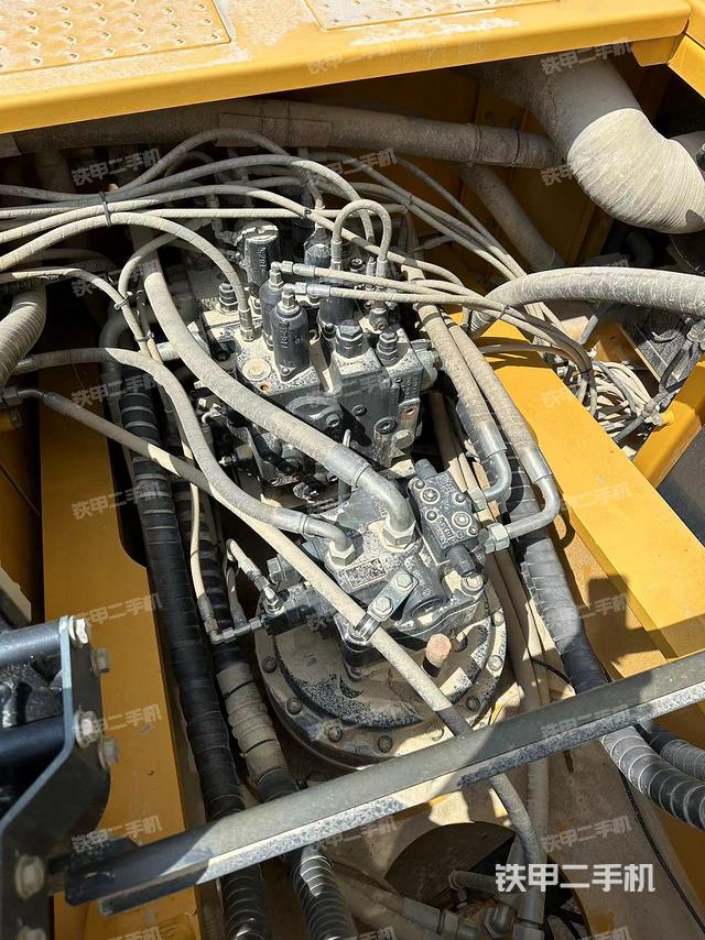 回转马达和主控阀（整机外观）