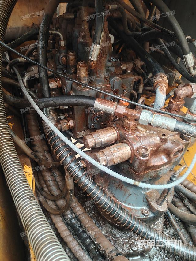 回转马达和主控阀（整机外观）