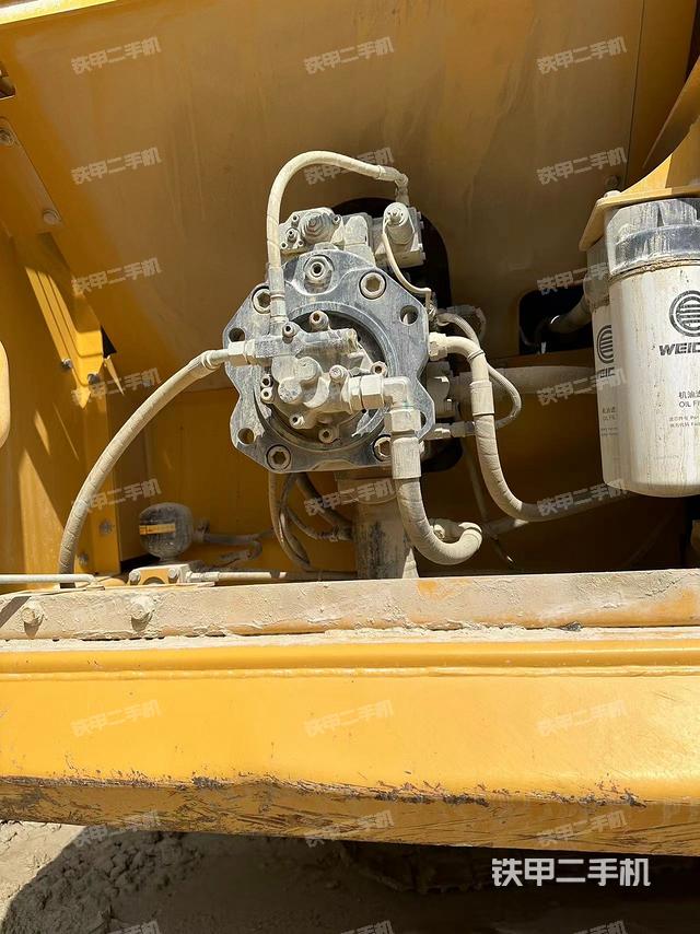 液压泵舱室正面整体（整机外观）