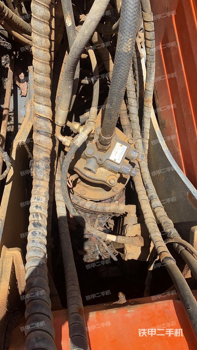 回转马达和主控阀（整机外观）