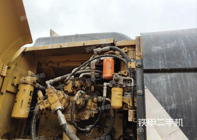 液压泵舱室正面整体（整机外观）