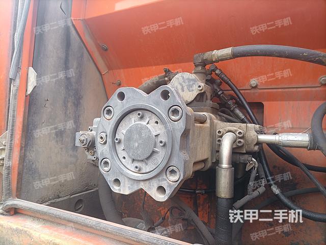 液压泵舱室正面整体（整机外观）