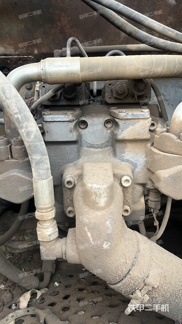 液压泵舱室正面整体（整机外观）