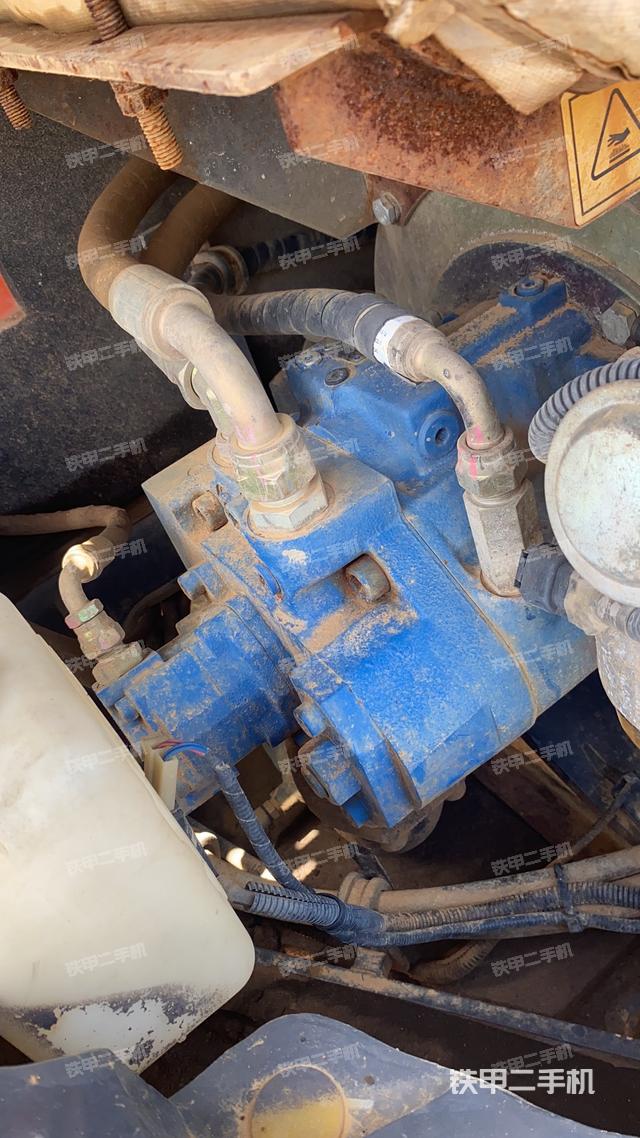 液压泵舱室正面整体（整机外观）