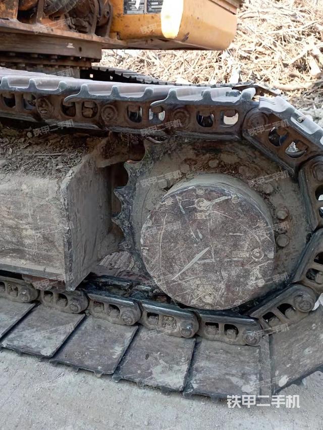 液压泵舱室正面整体（整机外观）