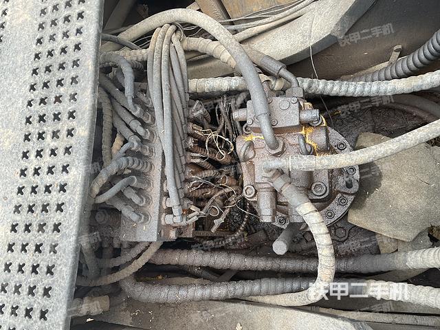 回转马达和主控阀（整机外观）