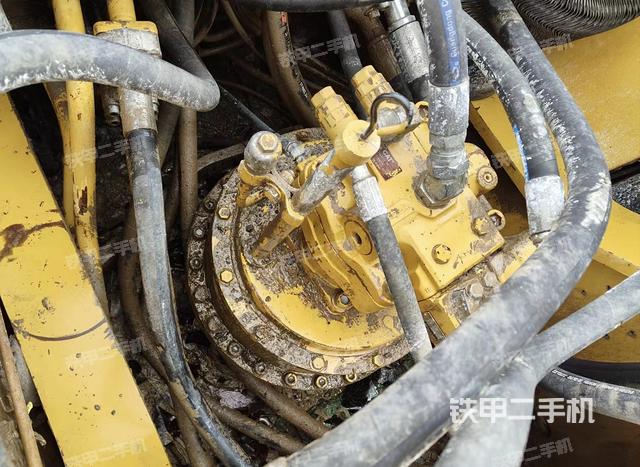 液压泵舱室正面整体（整机外观）