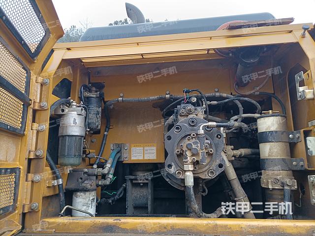 液压泵舱室正面整体（整机外观）