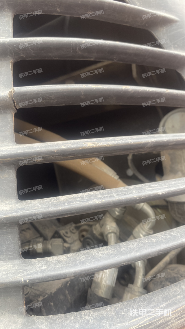 液压泵舱室正面整体（整机外观）