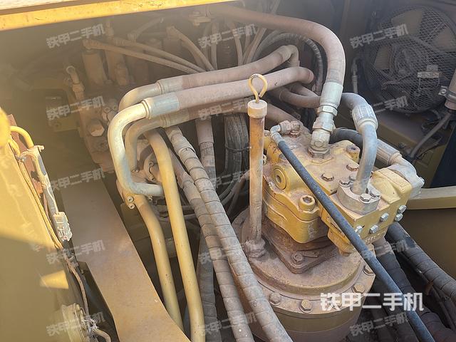 回转马达和主控阀（整机外观）