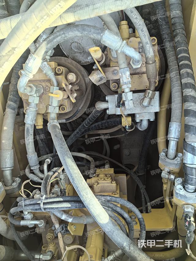 回转马达和主控阀（整机外观）