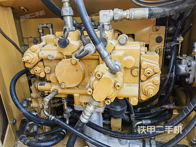 液压泵舱室正面整体（整机外观）