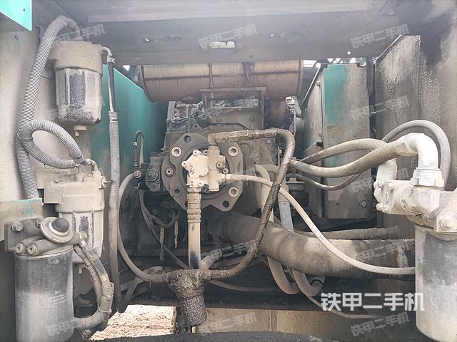 液压泵舱室正面整体（整机外观）