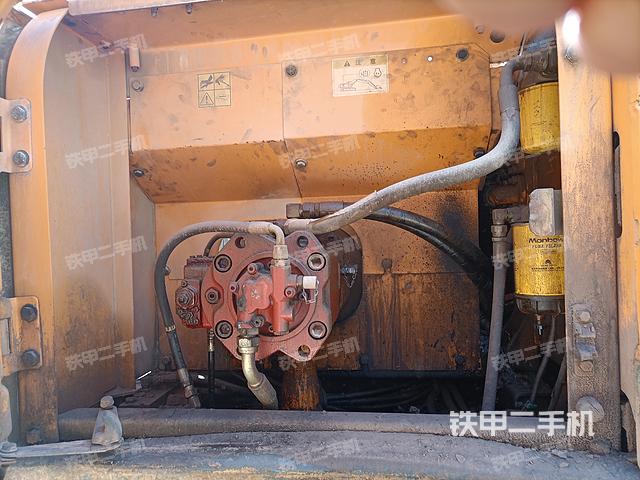 液压泵舱室正面整体（整机外观）