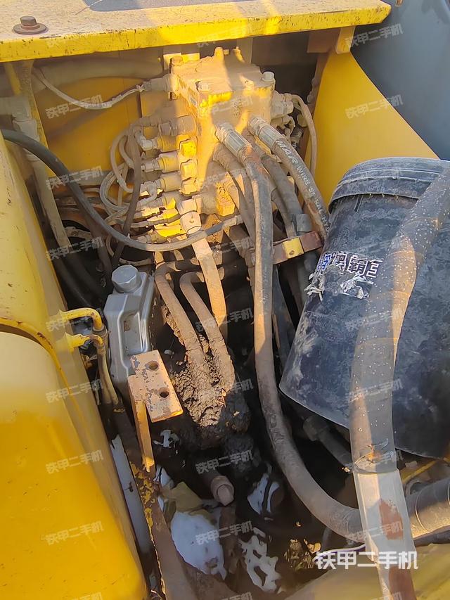 回转马达和主控阀（整机外观）