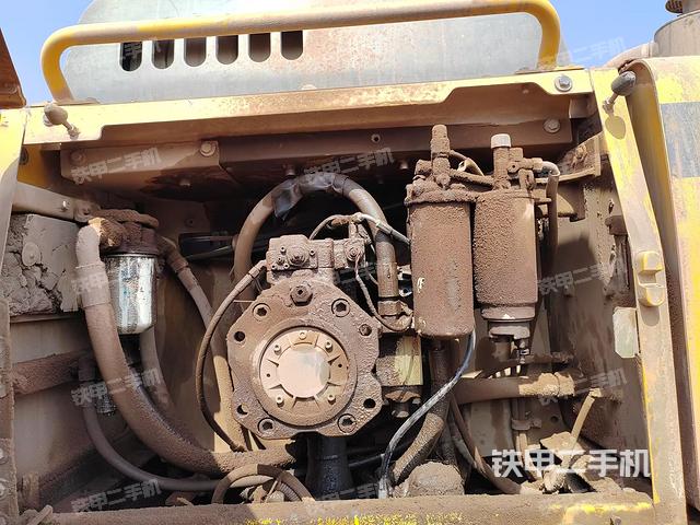 液压泵舱室正面整体（整机外观）