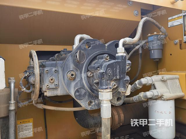 液压泵舱室正面整体（整机外观）