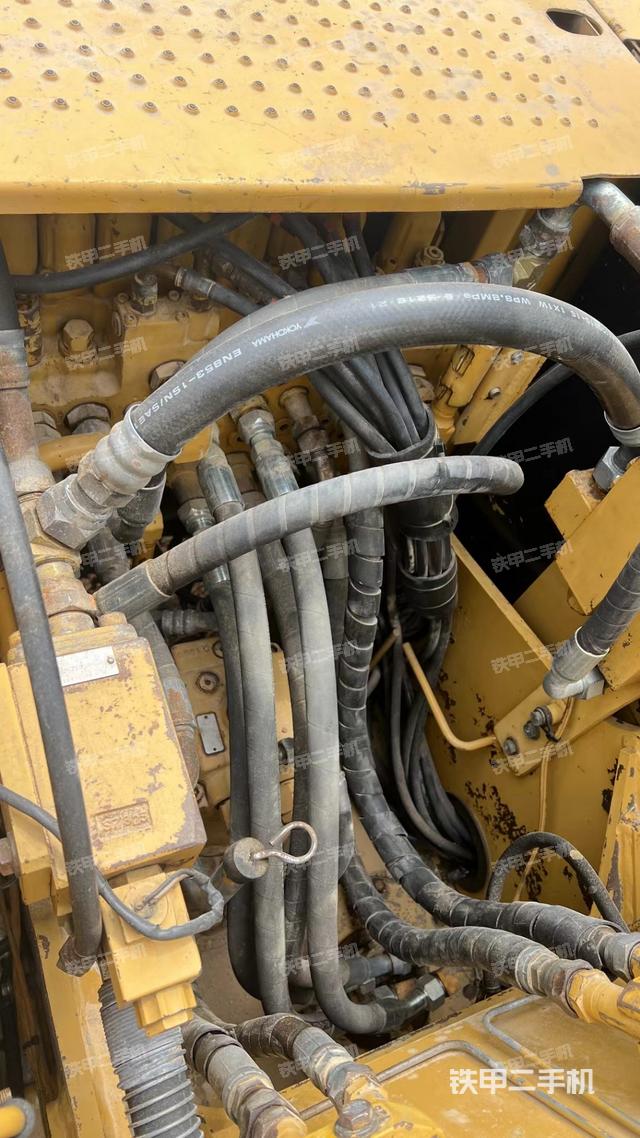 回转马达和主控阀（整机外观）