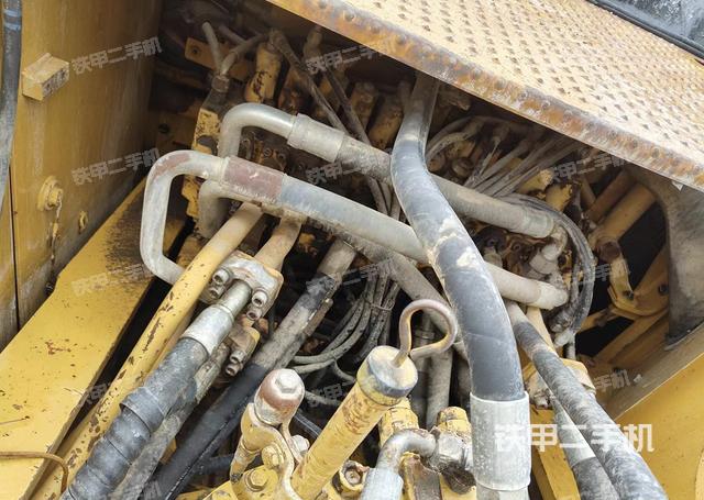 回转马达和主控阀（整机外观）