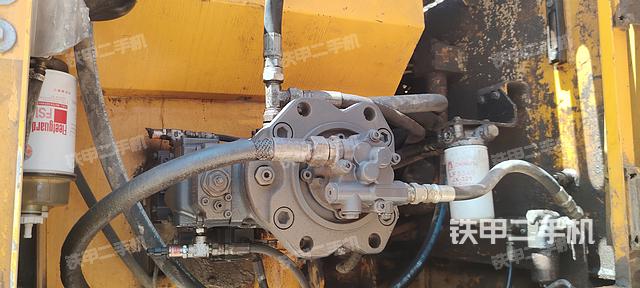 液压泵舱室正面整体（整机外观）