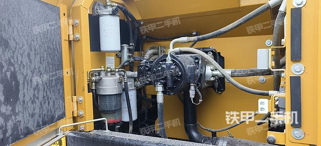 液压泵舱室正面整体（整机外观）