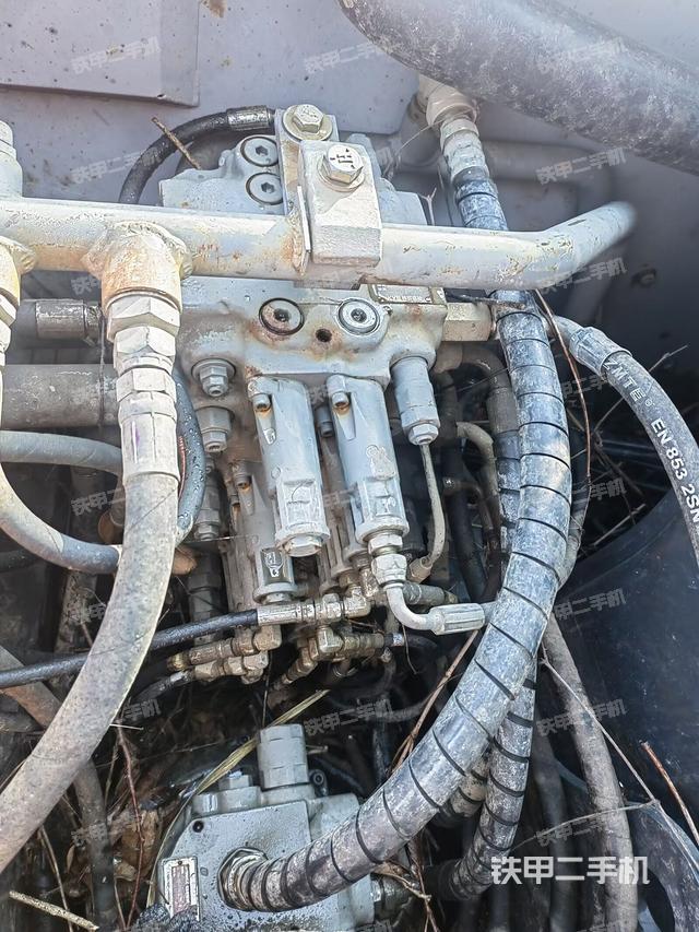 回转马达和主控阀（整机外观）