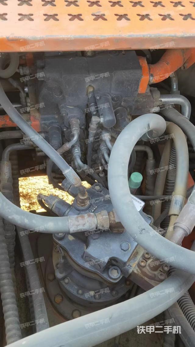 回转马达和主控阀（整机外观）