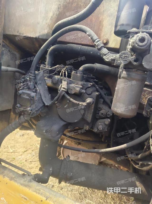 液压泵舱室正面整体（整机外观）