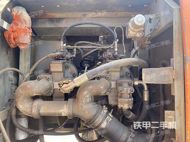 液压泵舱室正面整体（整机外观）