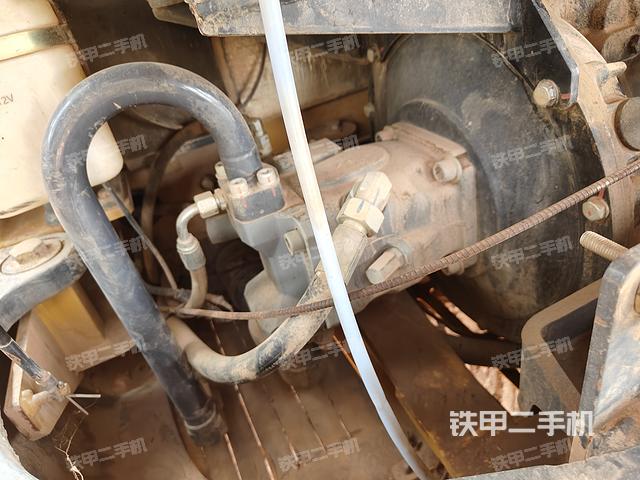 液压泵舱室正面整体（整机外观）