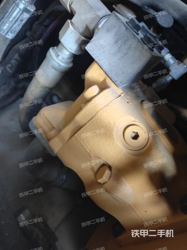 液压泵舱室正面整体（整机外观）