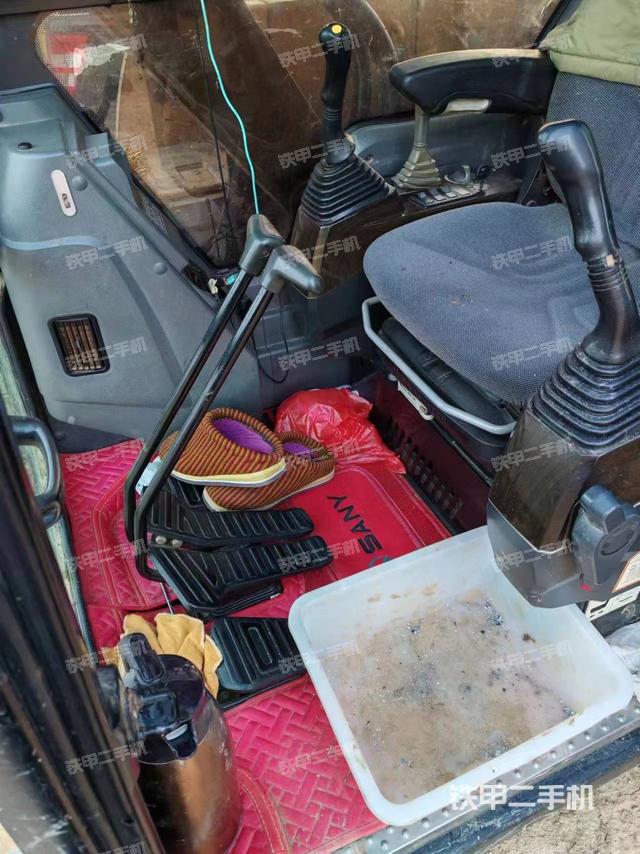 行走控制手柄和踏板 俯拍（驾驶室部分）