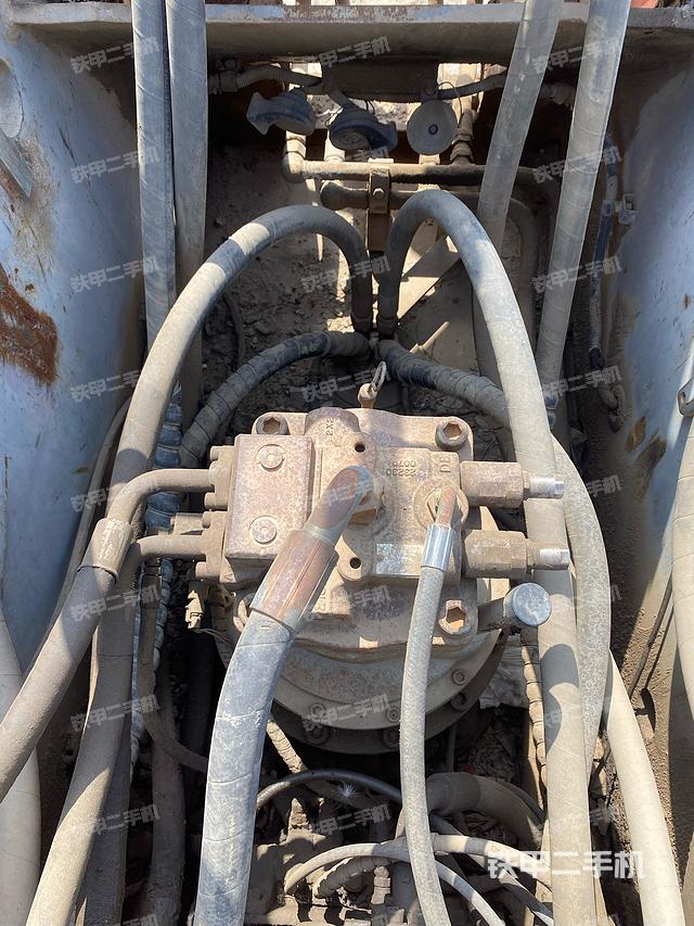 回转马达和主控阀（整机外观）