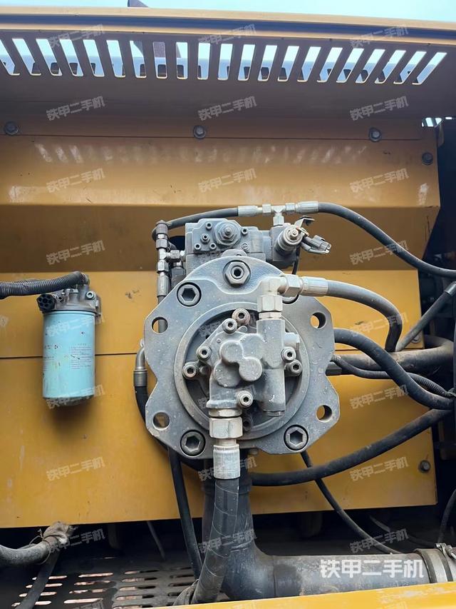 液压泵舱室正面整体（整机外观）