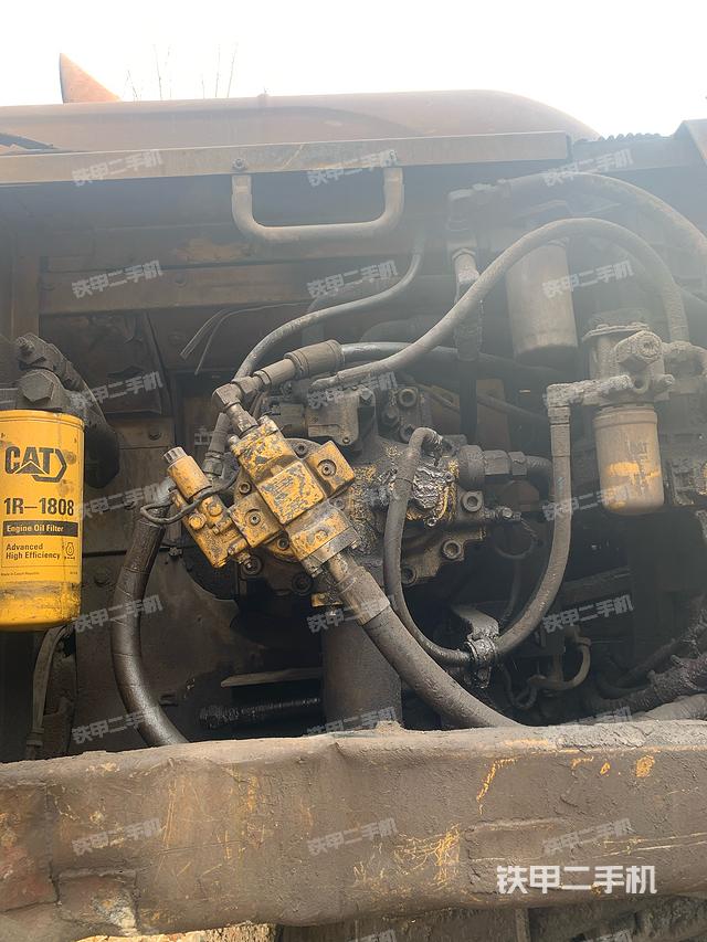 液压泵舱室正面整体（整机外观）