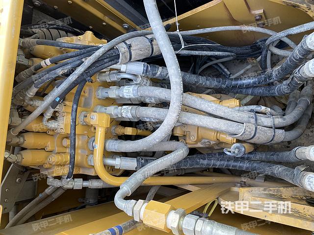 回转马达和主控阀（整机外观）