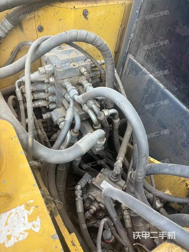 液压泵舱室正面整体（整机外观）