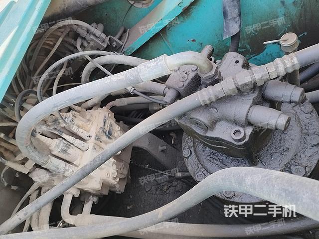 回转马达和主控阀（整机外观）