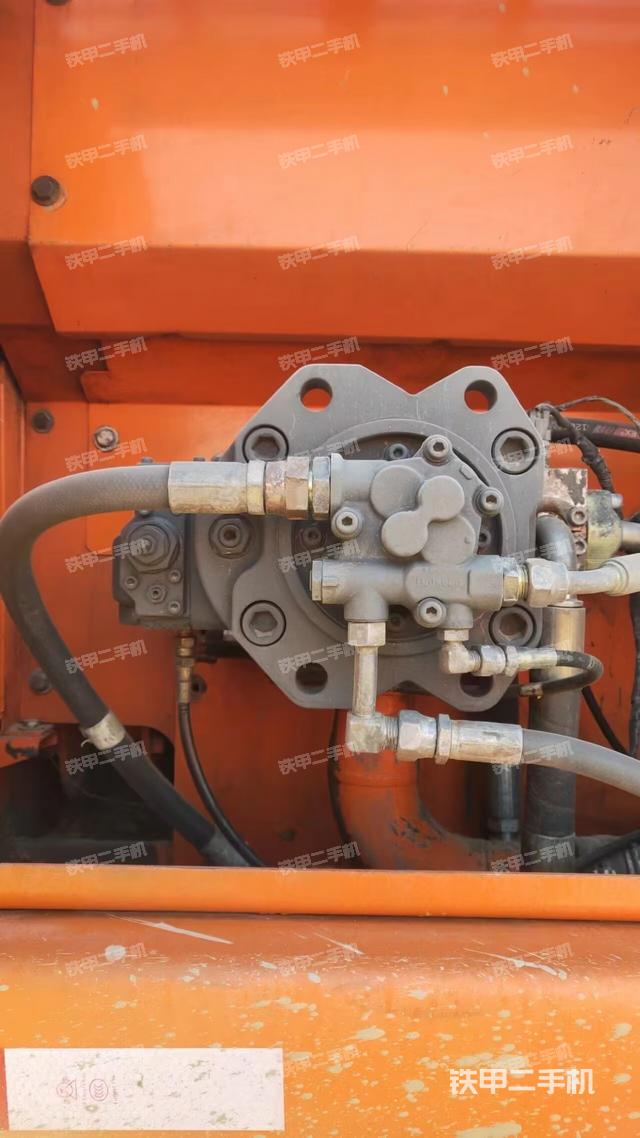 液压泵舱室正面整体（整机外观）