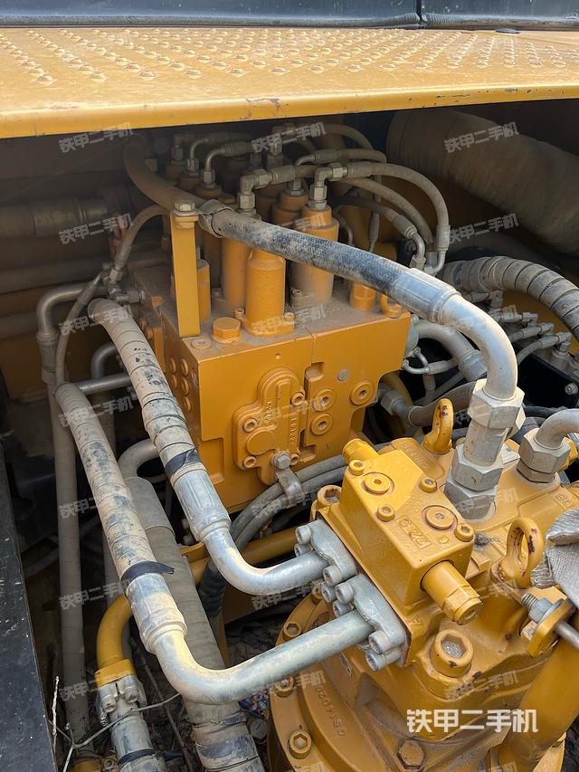 回转马达和主控阀（整机外观）