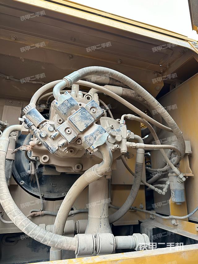 液压泵舱室正面整体（整机外观）