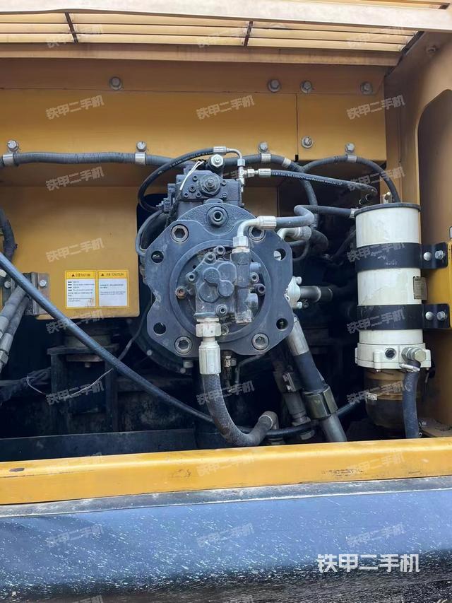 液压泵舱室正面整体（整机外观）