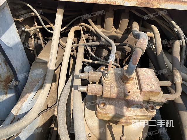 回转马达和主控阀（整机外观）