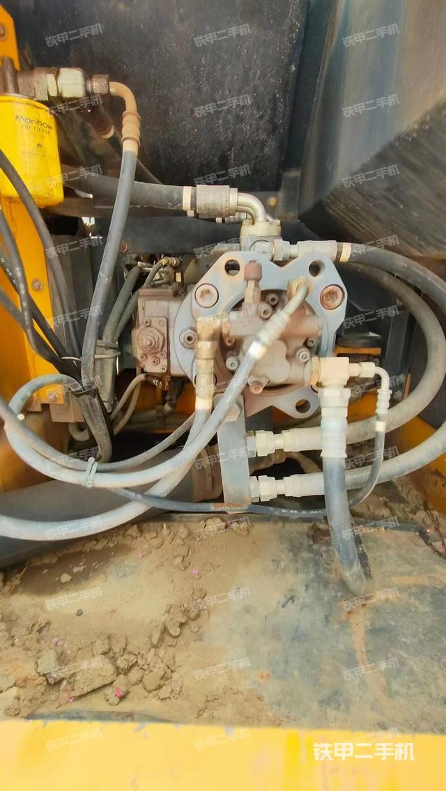 液压泵舱室正面整体（整机外观）