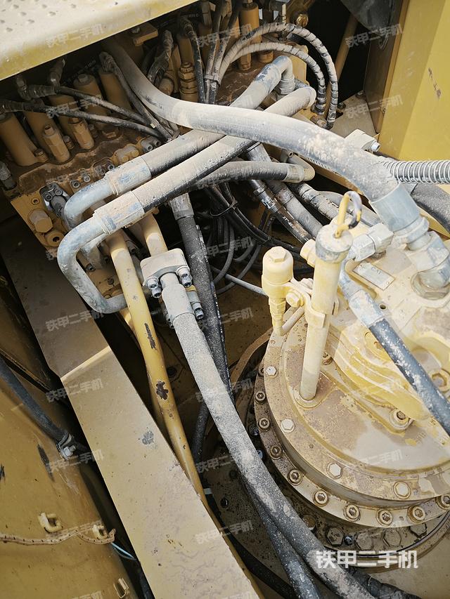 回转马达和主控阀（整机外观）